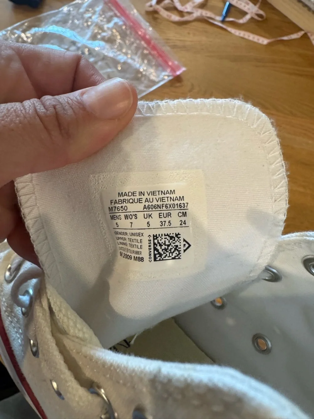 Converse white size 7 women’s - Picture 5 of 5